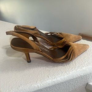 Emanuel Ungaro Tan Suede pump iconic pink bottom kitten heels Court shoes size 7